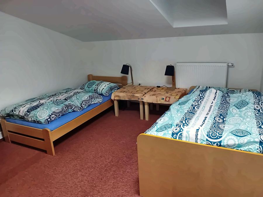Ložnice se dvěma jednolůžky